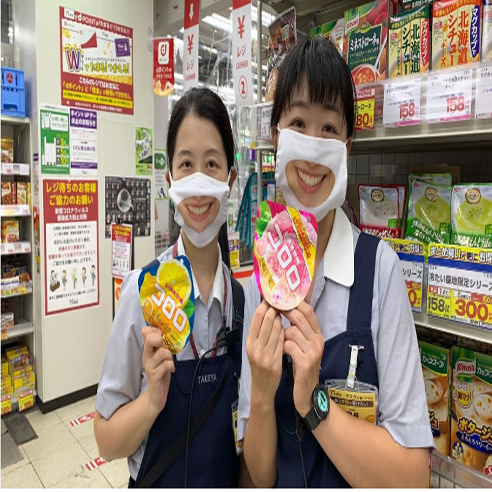 Japonesas usam mascaras com sorrisos