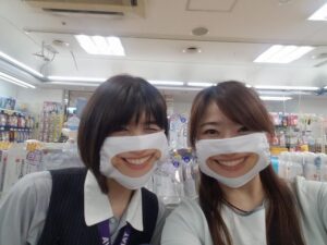 Japonesas usam mascaras com sorrisos 
