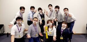 Japonesas usam mascaras com sorrisos 