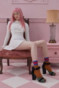 Fernanda Ly modelo de cabelos rosa para Louis Vuitton