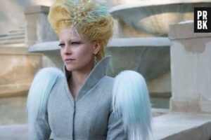 Effie Trinket, acompanhante dos tributos do Distrito 12, com figurino extravagante da Capital