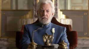 Presidente Coriolanus Snow, ditador de Panem, interpretado por Donald Sutherland