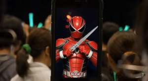 Jovem ator em figurino de herói durante sessão promocional de Tokusatsu