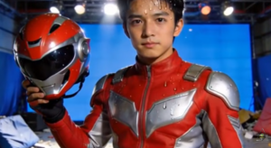 Atores e atrizes de Tokusatsu em cena de ação de uma série japonesa de heróis