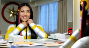 Ator de Tokusatsu em gravação com figurino de herói em set japonês